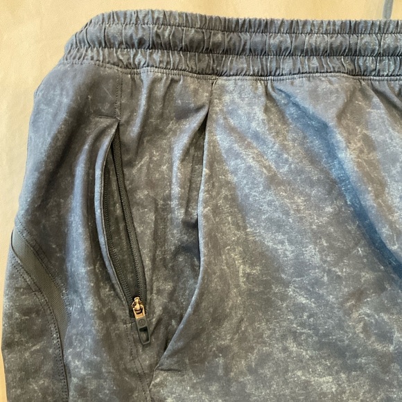 Lululemon Pace Breaker Short 9" *Liner Built in Cell Phone Pouch in Size Medium - Picture 7 of 15